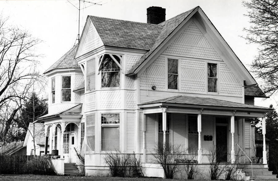 Residence built in the early 1900s at 221 North Adams Street. No early identification. Elmer Hingston [residence] as of January 28, 1976. Picture by Clifford M. Ott.