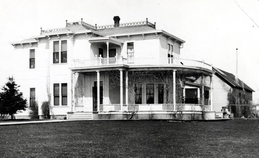 Col. R.H. Barton residence built in 1888 in center of block between Van Buren and Polk streets and B and C streets. 310 North Van Buren Street. Barton was a pioneer postmaster and businessman of Moscow. Picture by M.L. Romig, 1906.