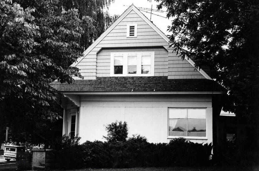 Carl Oberg residence showing the west side from Lynn Street. Picture by Clifford M. Ott ,July 6, 1976.