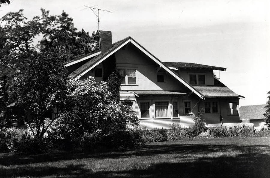 East side of Coffee residence when Herman N. Wilson lived here. Wilson was manager of the Washburn-Wilson Seed Company. Picture 1959 by Clifford M. Ott.