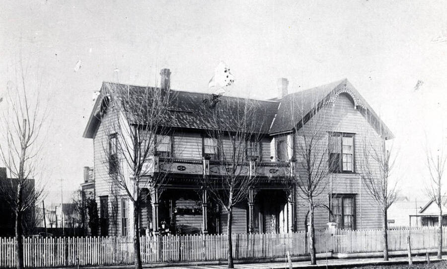 Jimmy Johnston residence built in the 1890s at the southeast corner of Third and Jackson streets. Room and board available. Later converted into a funeral parlor early 1900s. Undertakers Grice, Steltz and later Howard Short.