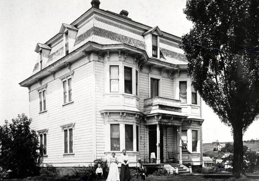 Almon Asbury Lieuallen residence built in 1884 on the west side of Almon Street at the intersection of First Street. Left to right: Robert Witbeck, Lilly [Lillie] Lieuallen Woodworth, Mrs. Witbeck, Garrett Witbeck. Picture about 1902 from Lillian Woodworth Otness.