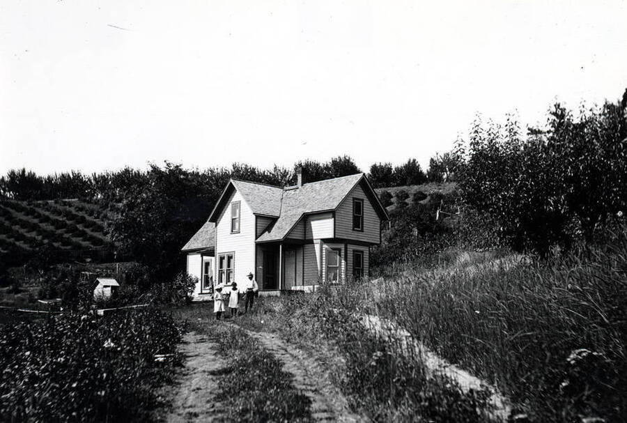 John King residence located just west of the end of Taylor Avenue. Picture taken in the early 1900s. People not identified.
