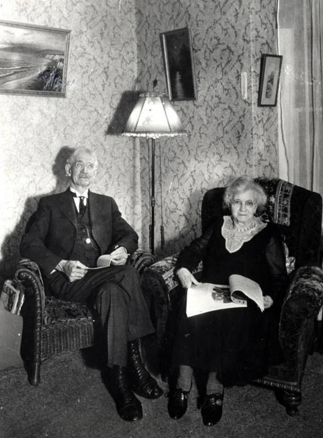 Dr. and Mrs. Leitch in their home on South Washington Street. See picture 90-7-066.