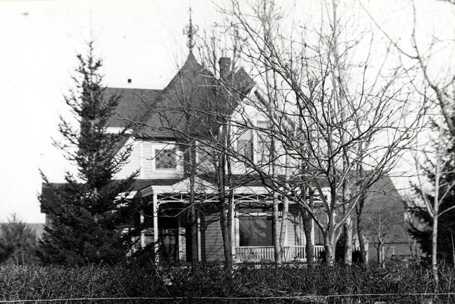 Frank White residence built in the 1890s at 318 North Hayes Street. Pioneer druggist, nurseryman, and owner of farm lands.