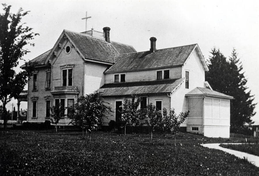 Julia Moore residence built in the 1890s at the southeast corner of Howard and D streets. Looking northeast from Howard Street. Front of the residence faced D Street.