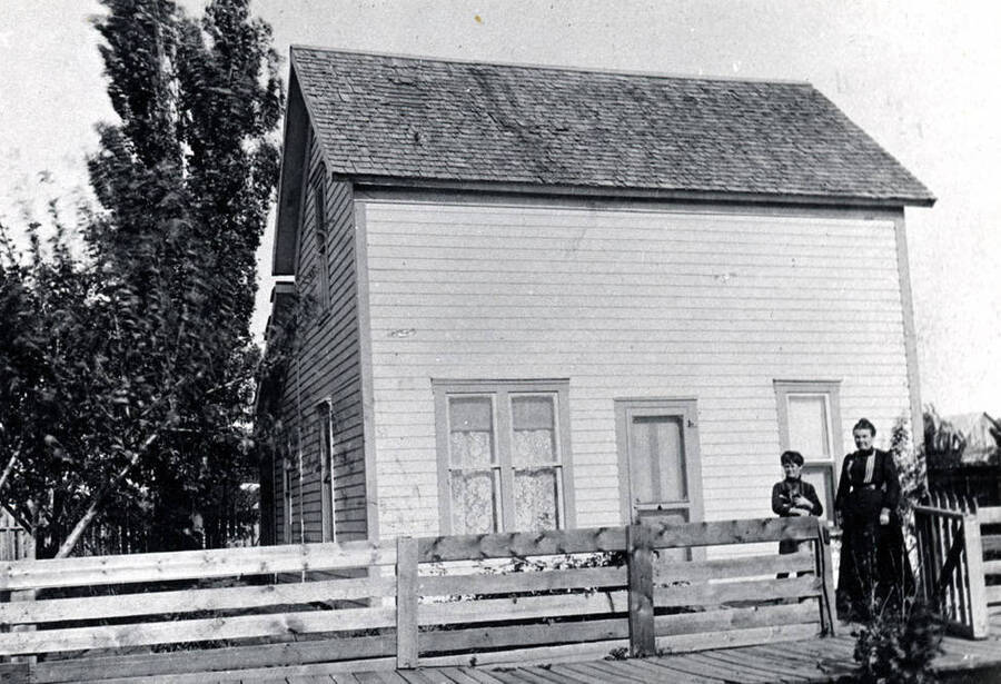 Estes residence built in the 1890s at 810 East B Street. Mrs. Estes in gateway, her daughter Belle Estes Carssow behind. Picture about 1900.
