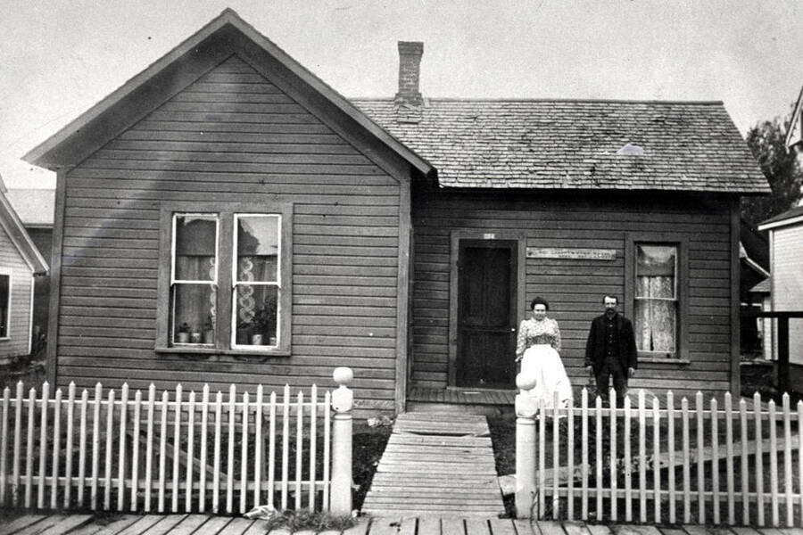 Mr. and Mrs. Milton Frazee residence built in the 1890s at 724 South Jefferson Street. They were caretakers at the Latah County Farm for several years.
