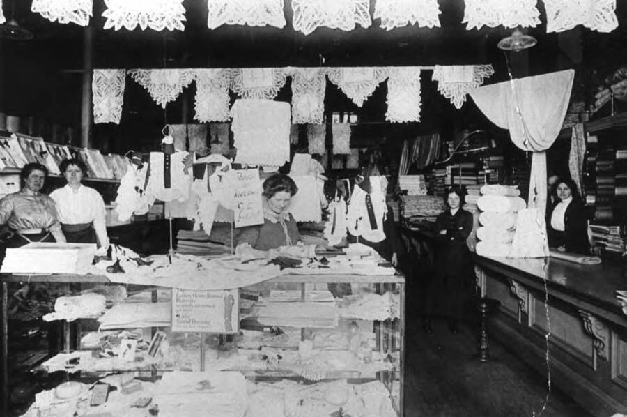 Davids' dry goods department in 1912. Moscow.