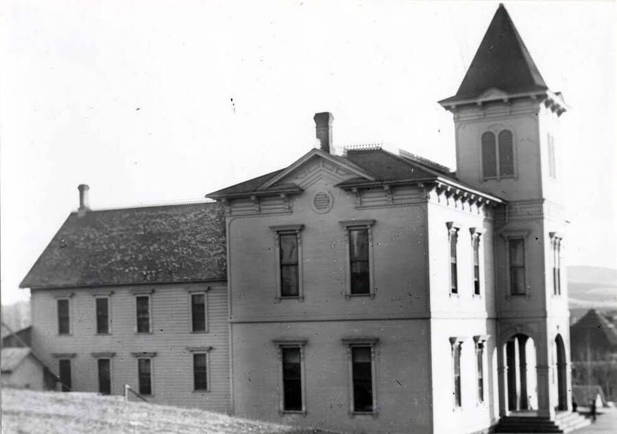Russell School; back two rooms built in 1884, with four rooms added in 1888-1889. Burned completely after school [had adjourned] in 1911.