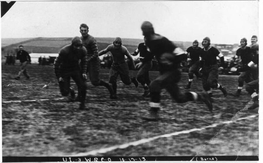 Running play, Idaho - Washington State College Game, October 17, 1913