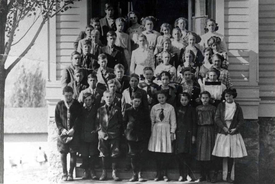 [Class photo with many identifications.]