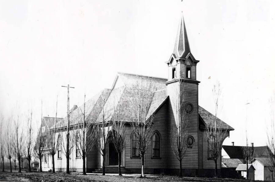 Wings on the west and east sides of the church were added by 1901. Entrance was moved from the bell tower to the northeast corner of the church. Picture taken about 1906 by M.L. Romig of Moscow.