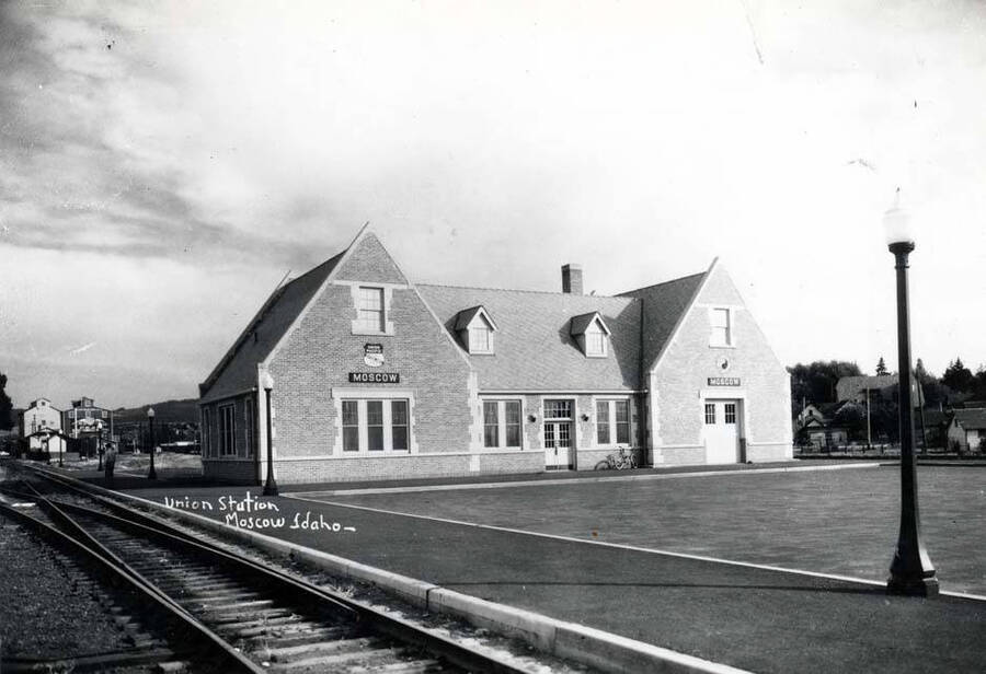 Union Station, passenger depot, south of Sixth Street between Union Pacific Railroad left, and the Northern Pacific [Railroad], right. Built in 1936, opening January 7, 1937. Cost $40,000. Razed January 1965.