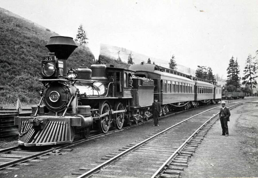 Oregon Railroad and Navigation Company passenger train early 1900s.