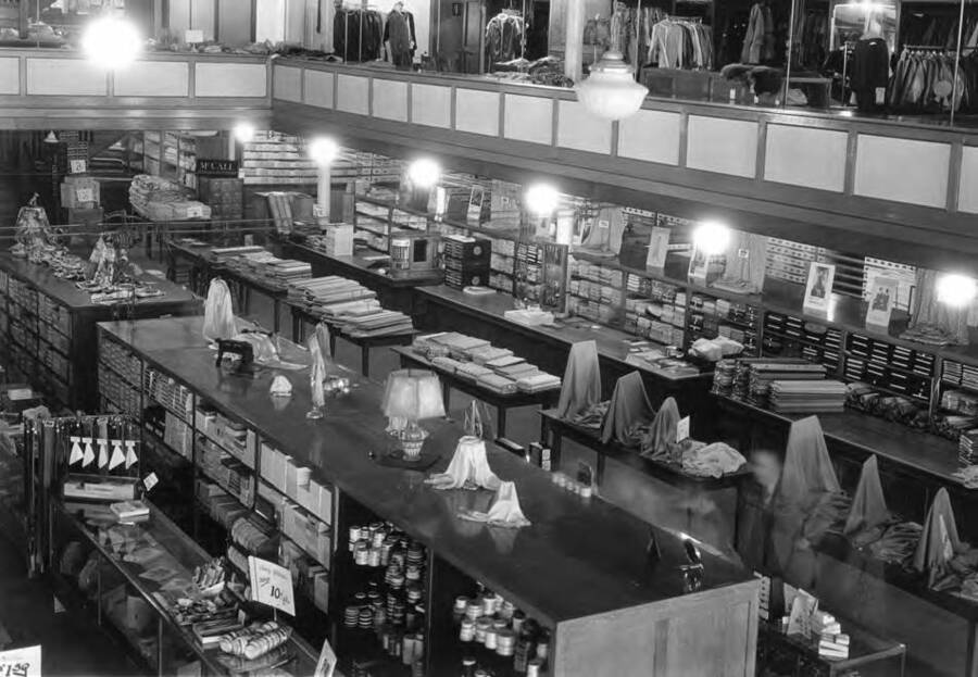 Davids' dry goods department in 1940. Moscow.