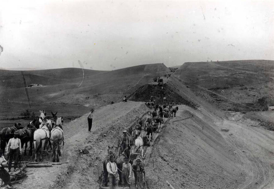 Construction crew building the roadbed for the Spokane & Inland Empire railroad into Moscow in 1907. The map below [90-9-076b] shows the location of the picture.