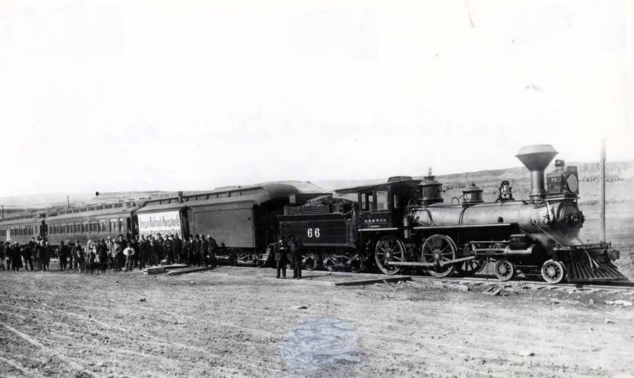 Oregon Railroad and Navigation Company's farm demonstration train at Hooper, Washington in 1910. Picture from Alex McGregor.