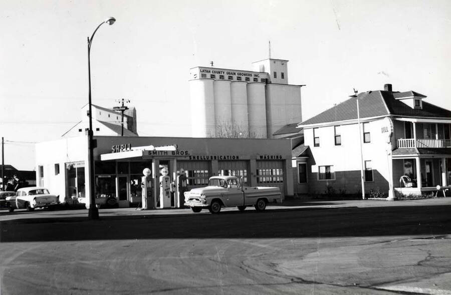 Northwest corner of Eighth and Main streets. Smith Brothers Shell service station. Building: Bill Hoke Rooming House, formerly Latah Hotel. Picture 1940s.