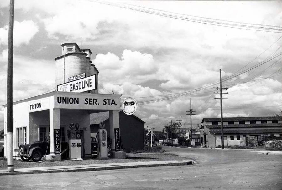 Northwest corner of Eighth and Jackson streets. Walt Johnson Union service station. Early 1930s.