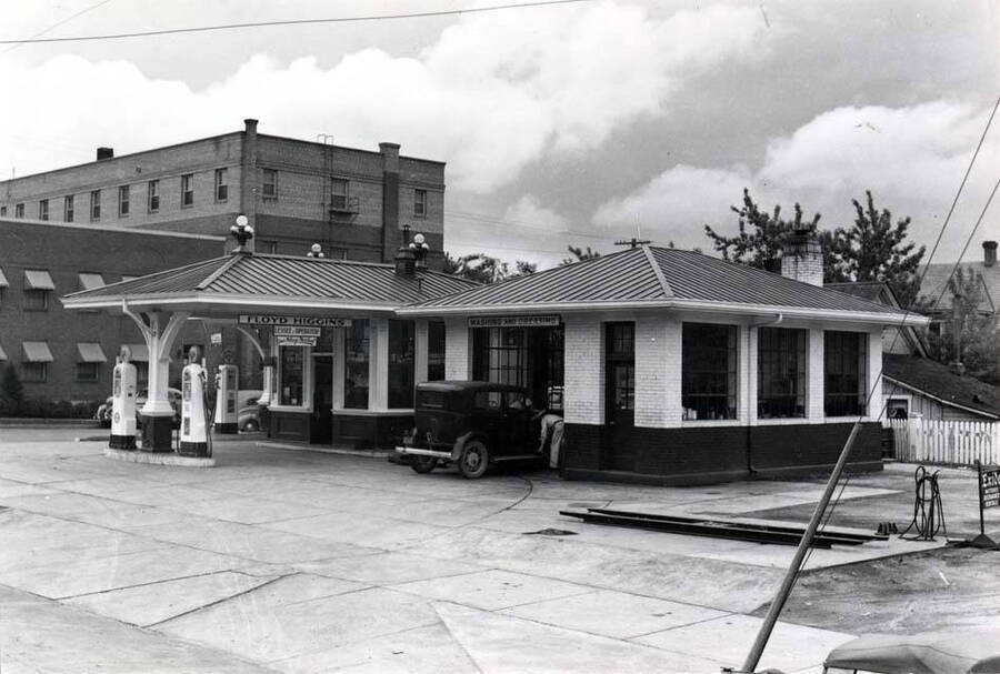 Southwest corner of Third and Jackson streets. Mobil gas station. Floyd Higgins leasee in the 1930s.
