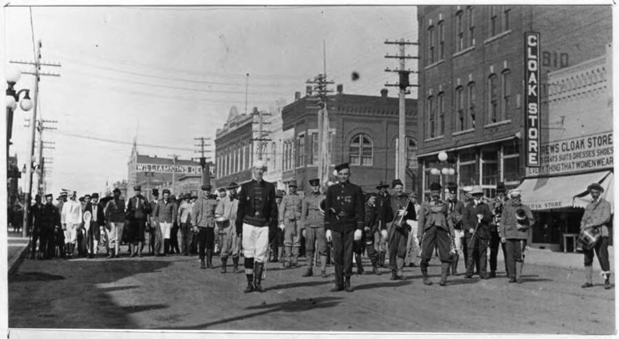 Old Guard [Grand Army of the Republic?] facing south on Main Street between Fourth and Fifth streets in 1914.