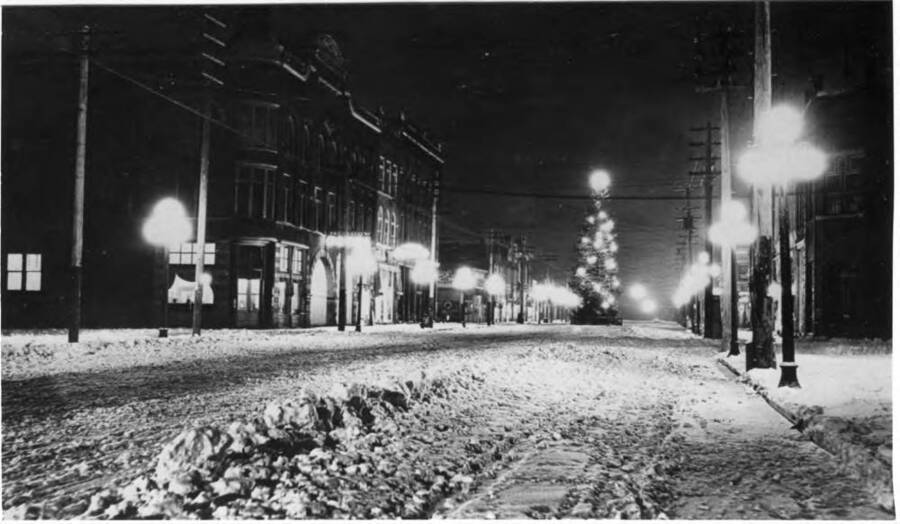 Looking north from south of Fourth street at Christmas three at Third and Main streets. Before 1912 pavement. [From] Jeanette Talbott.