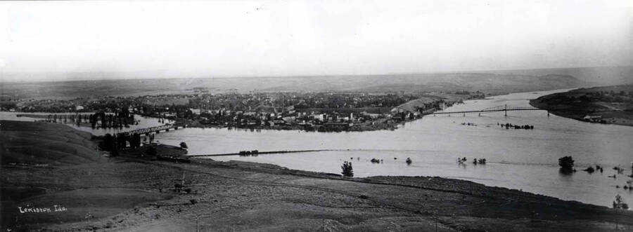 Looking south at Lewiston showing the first interstate bridge across the Snake River built in 1899 connecting Lewiston and Clarkston [Washington]. Oregon-Washington Railroad & Navigation Company in the foreground and bridge across the Clearwater River at left. Picture taken after the Oregon-Washington Railroad & Navigation Company arrived in 1907 when the rivers were high.