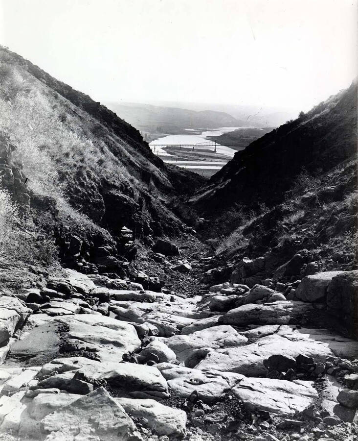 Looking south at the first bridge across Snake River from Lewiston, at left, to Clarkston, at right. Built in 1899 and razed in 1939. Picture by Ira Dole, a noted amateur photographer who died in 1981.