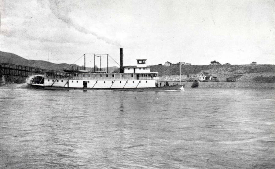 Riverboat at Lewiston south of the Interstate Bridge on Snake River. Picture copied from the Idaho history of 1899. [Illustrated history of the state of Idaho?}
