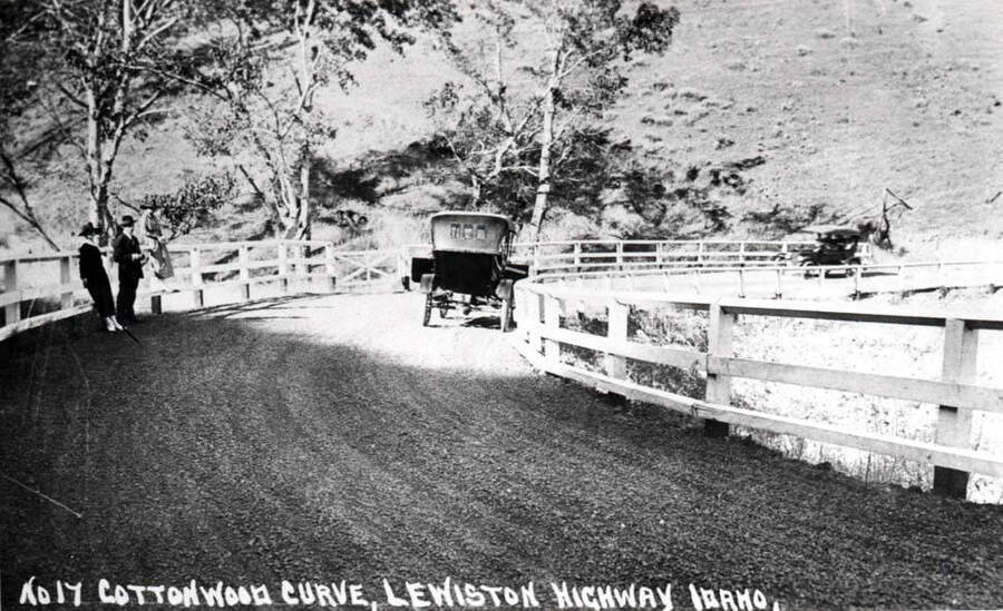 [Wording on photo]: No. 17 Cottonwood Curve, Lewiston Highway Idaho.