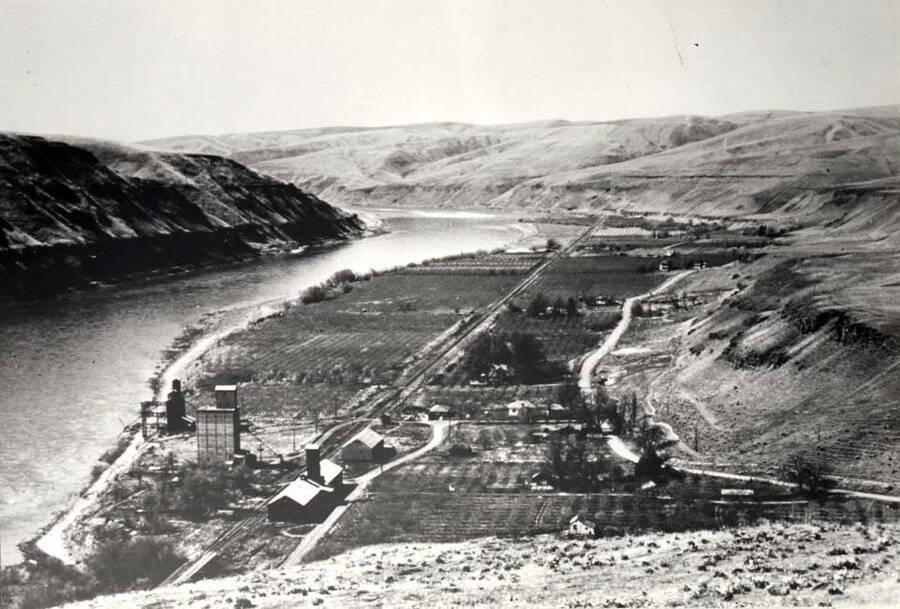 Looking west at Penewawa as it looked before being flooded by backwater from the Little Goose Dam. Picture taken about 1930.