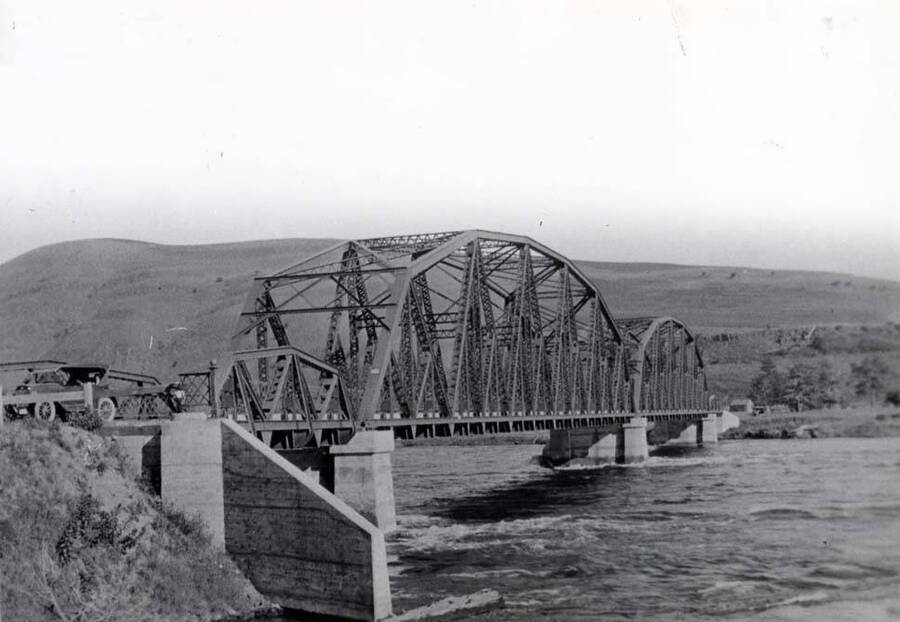 Looking south at the Highway 127 bridge across Snake River at Central Ferry about the 1920s or 1930s.