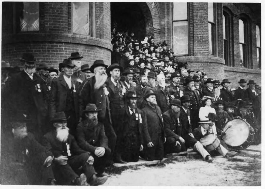 Veterans of the Civil War in front of Moscow High School.