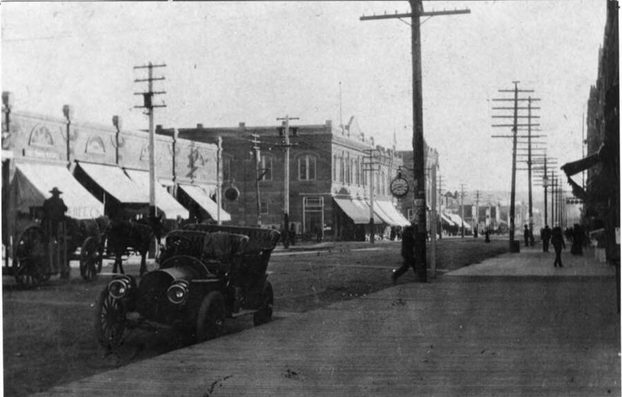 See pioneer car parked on wrong side of street. 1910-11.