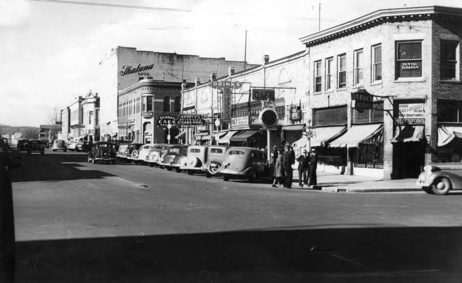 Picture by Hodgins Drug Store (Charles Dimond) in the 1940s.
