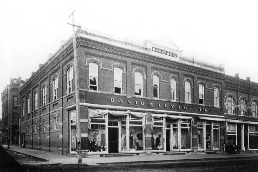 See the Cornwall Building behind as a three-story building. Picture 1910.