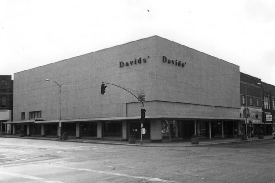 Davids' sold to Childers, a Spokane retail merchant in 1959 and in 1976 he sold to Fargo Wilson Wells of Pocatello who went bankrupt and vacated the building in April 1979. Picture taken August 26, 1979 by Clifford M. Ott.