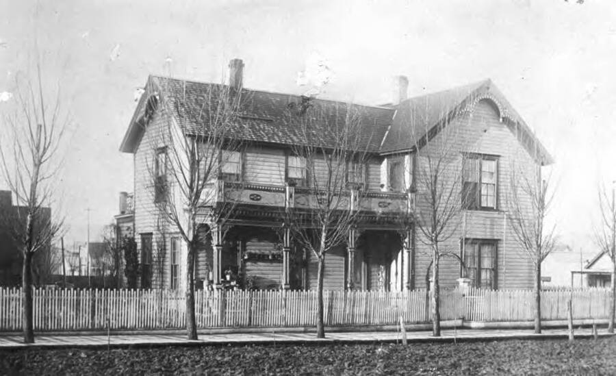 Board and room. One of Moscow's earliest. Later converted into an undertaking parlor. Located at the southeast corner of Third and Jackson streets. Picture 1890s.