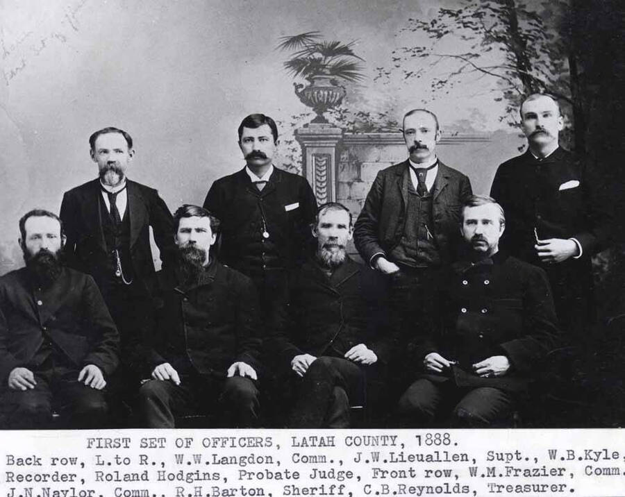 Back row, left to right: W.W. Langdon, Commissioner. J.W. Lieuallen, Superintendent. W.B. Kyle, Recorder. Roland Hodgins, Probate Judge. Front row, [left to right:] W.M. Frazier, Commissioner. J.N. Naylor, Commissioner. R.H. Barton, Sheriff. C.B. Reynolds, Treasurer.