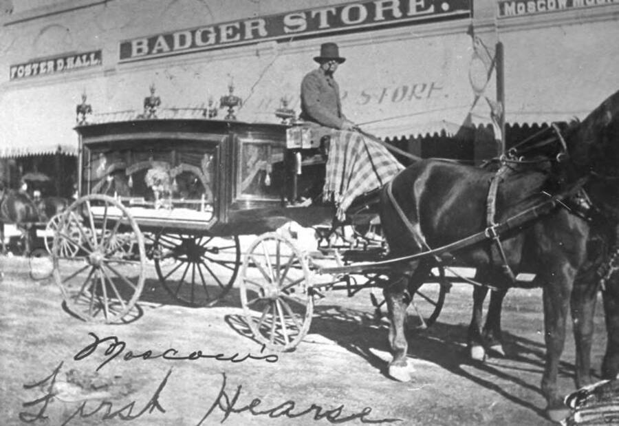 Going south on Main Street between Second and Third streets in front of the Spicer Block built in 1889. David's was the Badger Store.