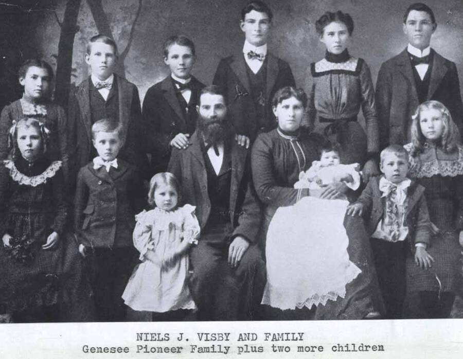 Genesee pioneer family plus two more children.