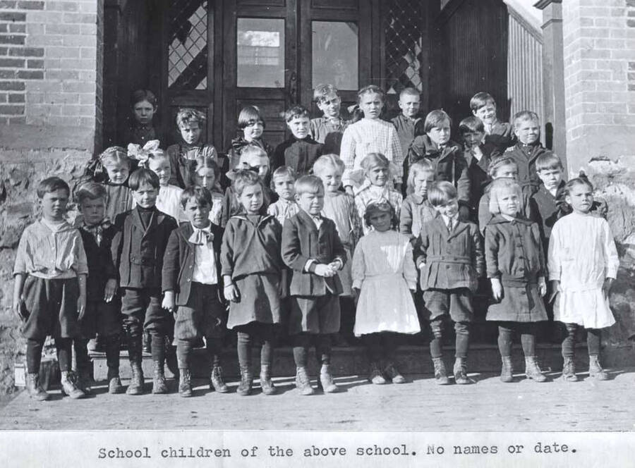 School children of the above [90-4-164] school. No names or date.