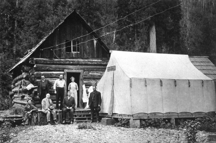 Log cabin in the Hoodoos.