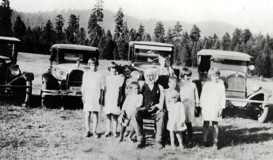 With grandchildren and great-grandchildren on the Ringsage farm. 1930'.