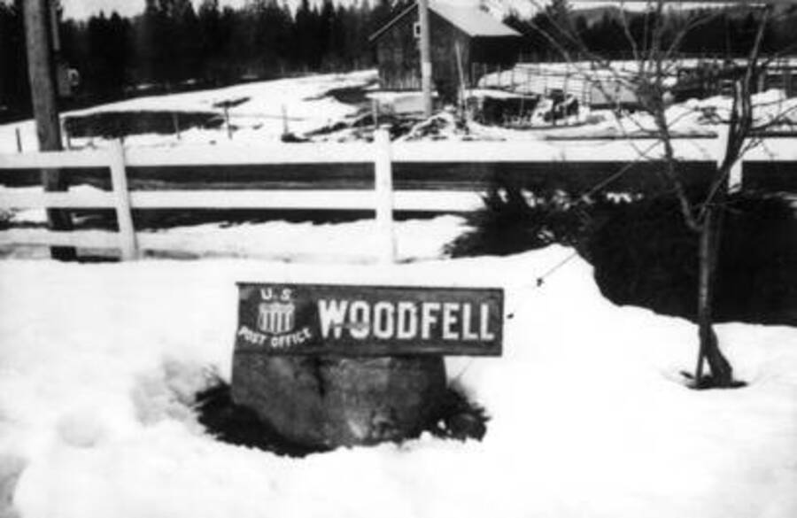 The above Woodfell sign [90-5-078c] was located by A. Clausen in 1985 and photographed by him.