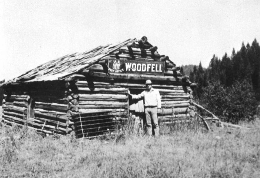 The above Woodfell sign [90-5-078d] was copied and enlarged and mounted on the log cabin P.O. [post office] and copied by Clifford M. Ott.