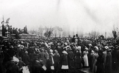 Crowd in front of the Administration Building to see and hear Colonel Roosevelt. April 10, 1911.