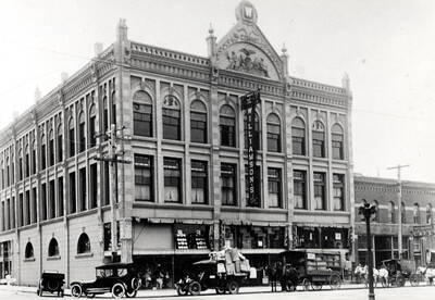 Williamson's in its new location at the southeast corner of First and Main streets. Note the Williamson's Cafe sign at the extreme right. Caf was on the second floor with an opening into the store.