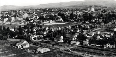 From a different panoramic than the ones [90-8-016, 017, 018] at left. Moscow 1926.